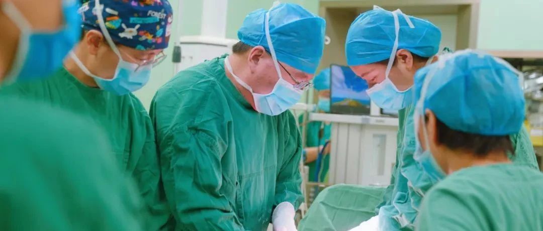 剖宫产遇上巨大子宫肌瘤， 我院产科团队成功“拆弹”保母子平安！
